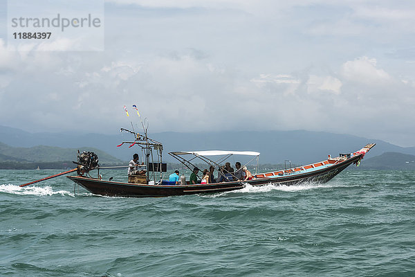 Ein traditionelles Boot befördert Passagiere über den Golf von Thailand; Ko Samui  Chang Wat Surat Thani  Thailand'.