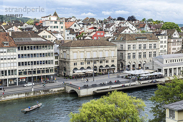 'Ein hoher Aussichtspunkt auf die Reuss mit Ruderern  die den Fluss entlang der historischen Stadt Luzern befahren; Luzern  Schweiz'.