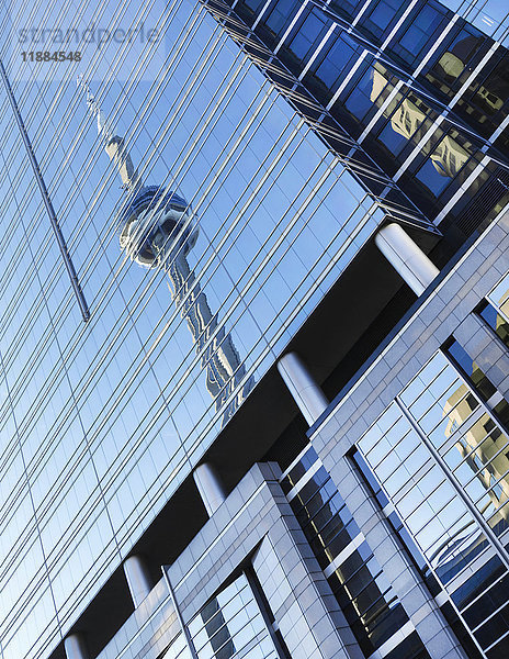 Spiegelung des CN Tower auf Gebäuden; Toronto  Ontario  Kanada'.