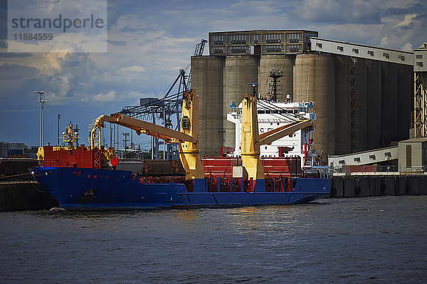 Containerschiff im Hafen von Montreal; Montreal  Quebec  Kanada'.