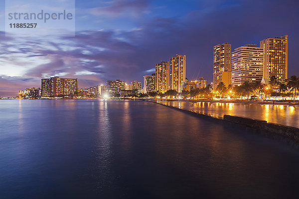 Skyline-Ansicht von Waikiki in Langzeitbelichtung bei Sonnenuntergang; Honolulu  Oahu  Hawaii  Vereinigte Staaten von Amerika'.