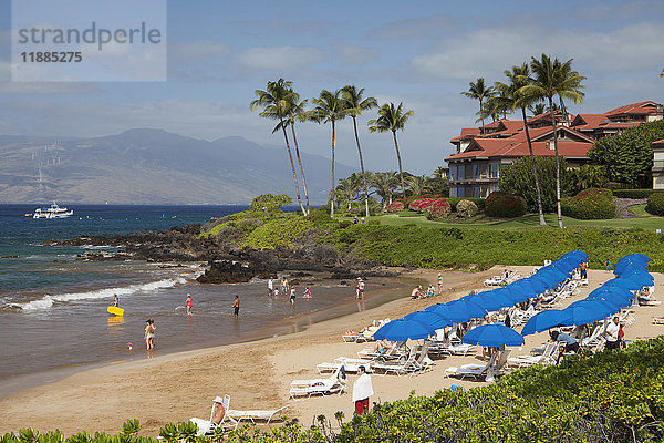 Sonnenschirme am Polo Beach und ein Schnorchelboot vor der Küste; Wailea  Maui  Hawaii  Vereinigte Staaten von Amerika'.
