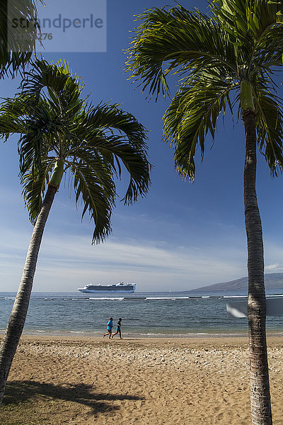 Jogger am Strand  Kreuzfahrtschiff vor dem Puamana Beach südlich der Stadt Lahaina; Lahaina  Maui  Hawaii  Vereinigte Staaten von Amerika'.
