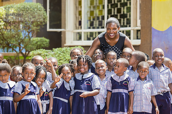 Porträt einer Lehrerin mit ihren Vorschülern in der Treasures Christian Preschool in Kampala  Uganda