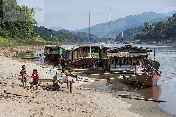 Boote und schwimmende Häuser  die am Ufer festgemacht sind; Provinz Sainyabuli  Laos'.