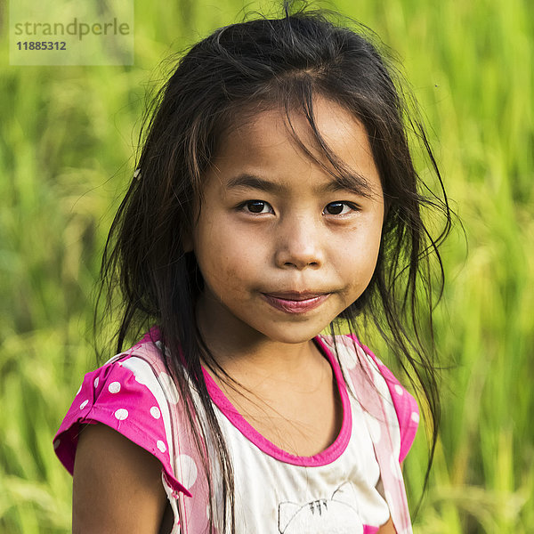 Porträt eines jungen südostasiatischen Mädchens; Provinz Luang Prabang  Laos'.