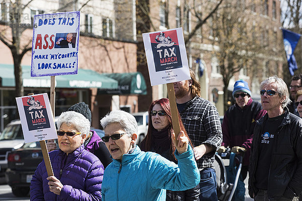Demonstranten auf dem Protestmarsch zum Tax Day 2017; Olympia  Washington  Vereinigte Staaten von Amerika