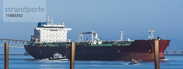 Ein großes Schiff fährt den Columbia River hinauf; Astoria  Oregon  Vereinigte Staaten von Amerika'.
