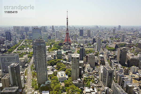 Luftaufnahme des Tokyo Tower in der Stadt gegen den Himmel am sonnigen Tag  Tokyo  Japan