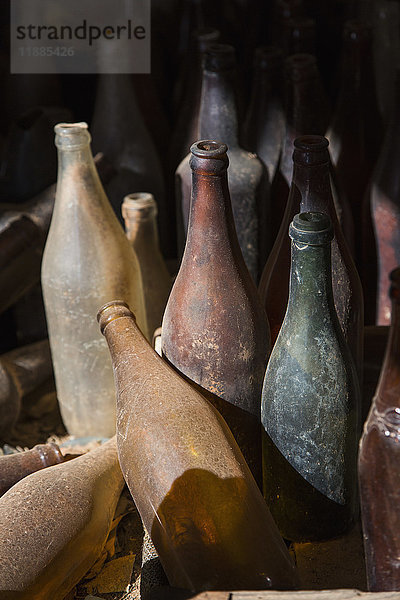 Hochwinkelansicht von alten Glasflaschen