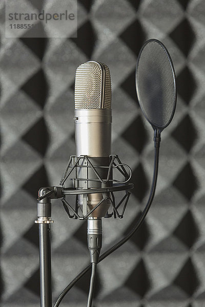 Nahaufnahme des Mikrofons am Ständer im Aufnahmestudio
