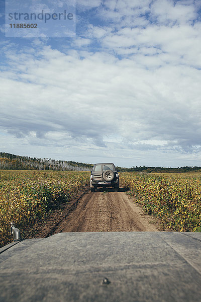 Geländewagen inmitten von Pflanzen im Feld gegen den Himmel  Svobodniy  Amur  Russland