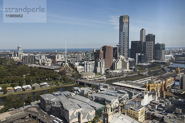 Luftaufnahme des Stadtbildes gegen Himmel und Meer  Melbourne  Victoria  Australien