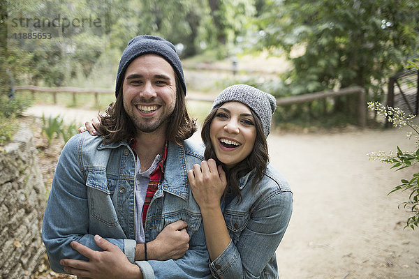 Porträt eines fröhlichen Paares im Park