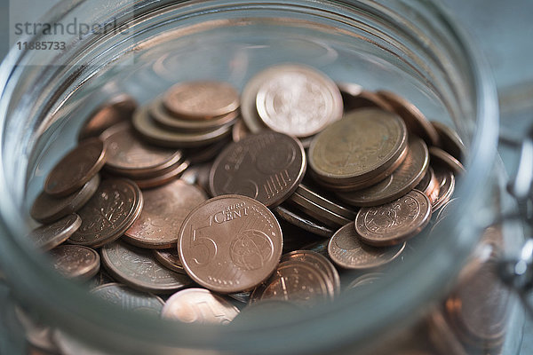 Hochwinkelansicht der Euro-Cent-Münzen im Glas