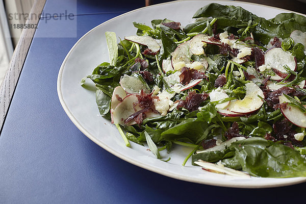 Frischer Salat im hohen Winkel auf dem Tisch serviert