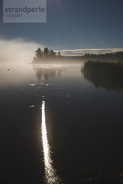 Sonnenlicht am See gegen den Himmel bei nebligem Wetter  Svobodniy  Amur  Russland