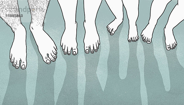 Niedriger Bereich von Menschen mit nackten Füßen über grauem Hintergrund