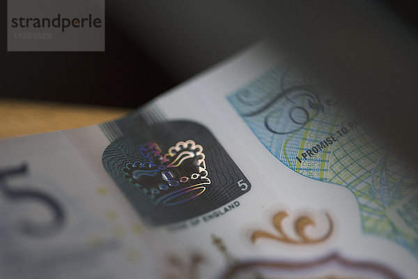 Detail von fünf Pfundnoten mit Kronenhologramm