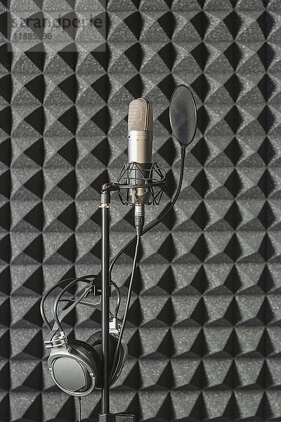 Kopfhörer auf Mikrofonstativ im schalldichten Aufnahmestudio