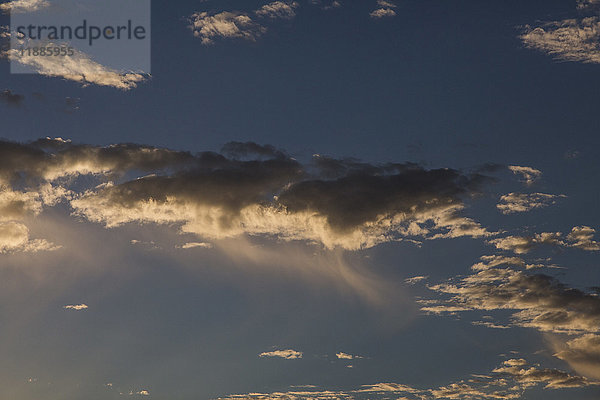 Wolken am blauen Himmel im niedrigen Winkel