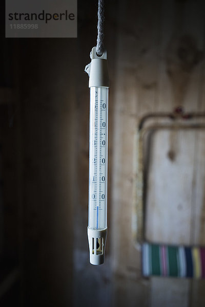 Nahaufnahme des im Lagerraum hängenden Thermometers