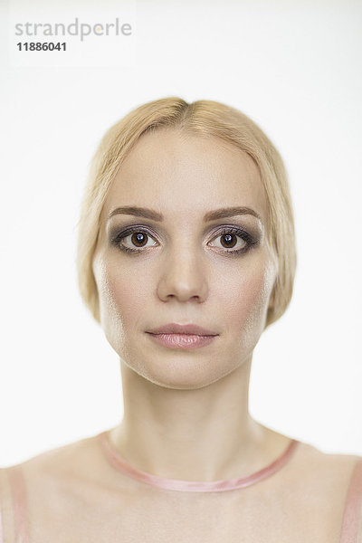 Porträt einer schönen Frau mit Make-up und blonden Haaren auf weißem Hintergrund