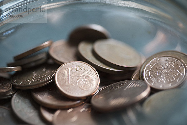 Nahaufnahme der Euro-Cent-Münzen im Glas