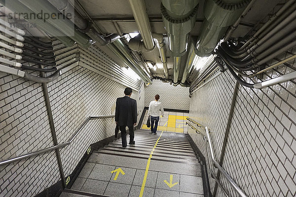 Hochwinkelansicht von Personen  die sich auf einer Treppe in der U-Bahn-Station bewegen.