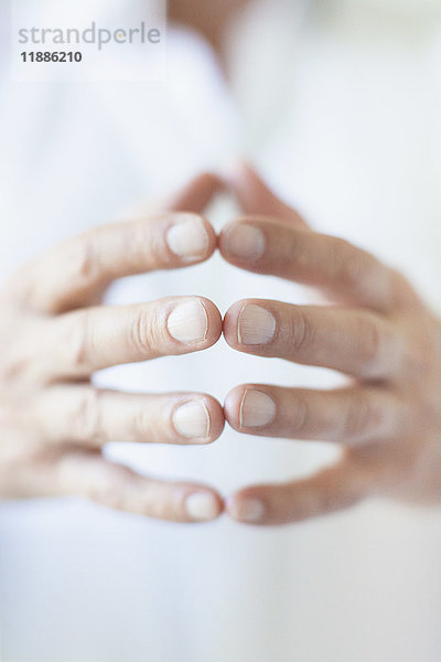 Mittelteil des Mannes  der die Finger berührt