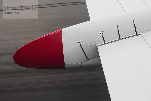 Beschnittenes Bild des rot-weißen Flugzeugflügels mit Nummern