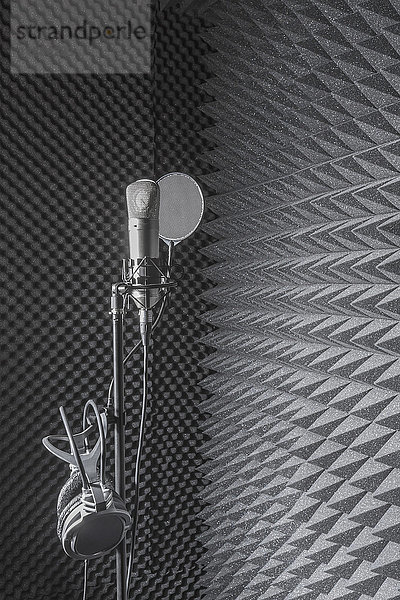 Kopfhörer auf Mikrofonstativ im Aufnahmestudio