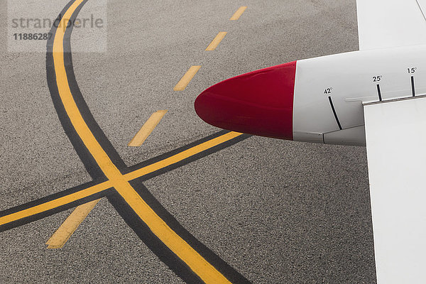 Ausschnitt eines Flugzeugflügels auf der Start- und Landebahn des Flughafens