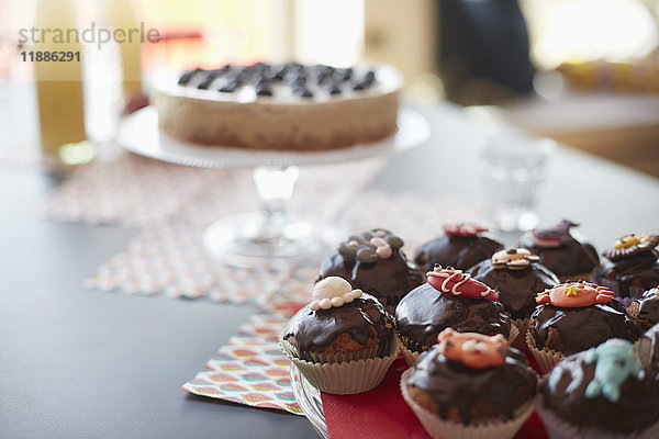 Hochwinkelansicht der Muffins am Esstisch