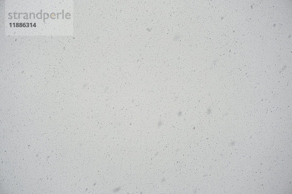 Vollbildaufnahme des Schneefalls gegen den Himmel