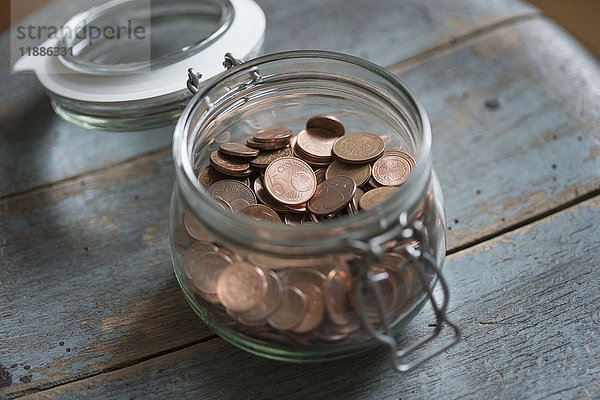 Hochwinkelansicht der Euro-Cent-Münzen im Glas auf dem Tisch