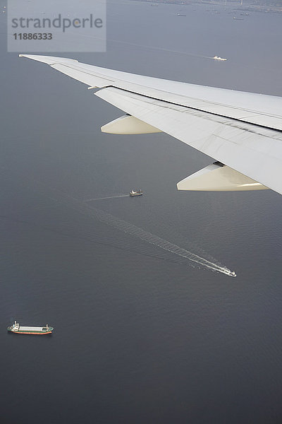 Ausschnitt eines Flugzeugflügels über See  Tokio  Japan
