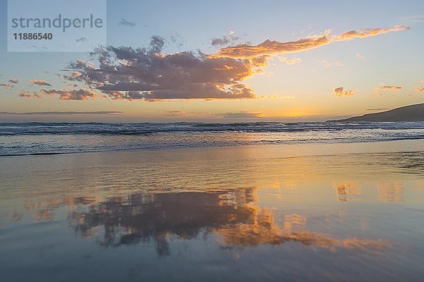 Spiegelung  Sonnenuntergang über dem Meer  Sandfly Bay  Dunedin  Otago  Südinsel  Neuseeland  Ozeanien