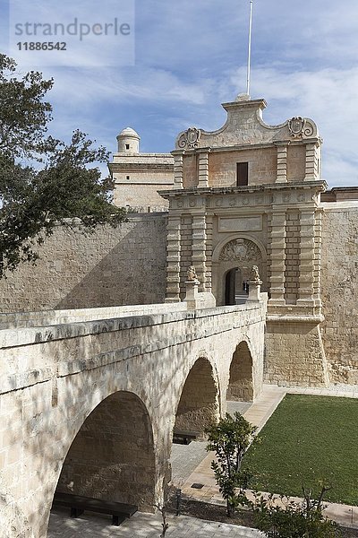 Historisches Stadttor mit Brücke  Mdina  Malta  Europa
