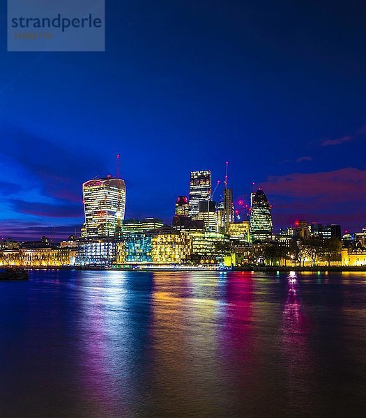 Skyline der City of London  mit Gherkin  Leadenhall Building und Walkie Talkie Building  Nachtaufnahme  London  England  Vereinigtes Königreich  Europa