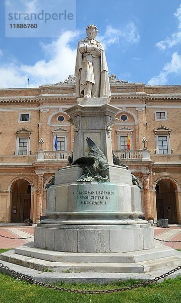Statue des Grafen Giacomo Leopardi  italienischer Dichter  Essayist und Philologe  auf dem Platz in seiner Heimatstadt Recanati  Region Marken  Italien  Europa