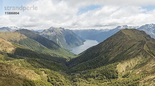 Südfjord des Lake Te Anau  Murchison Mountains  Südalpen im Hintergrund  Kepler Track  Fiordland National Park  Southland  Neuseeland  Ozeanien