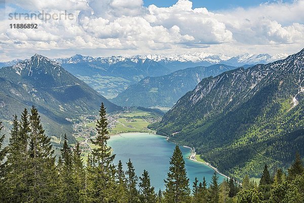 Blick auf den Achensee und den verschneiten Alpenhauptkamm  Frühling  Tirol  Österreich  Europa