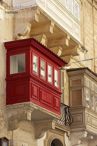Rotes Holzerkerfenster an der Fassade  historisches Zentrum  Valletta  Malta  Europa