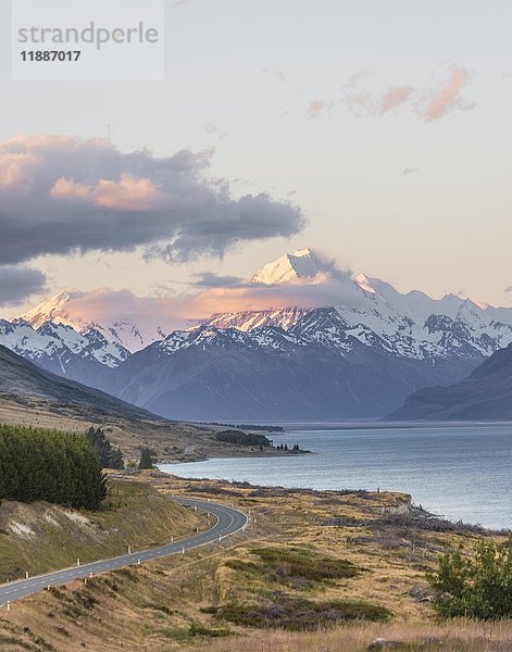 Straße mit Blick auf Mount Cook  Sonnenuntergang  Lake Pukaki  Mount Cook National Park  Südliche Alpen  Canterbury  Südinsel  Neuseeland  Ozeanien