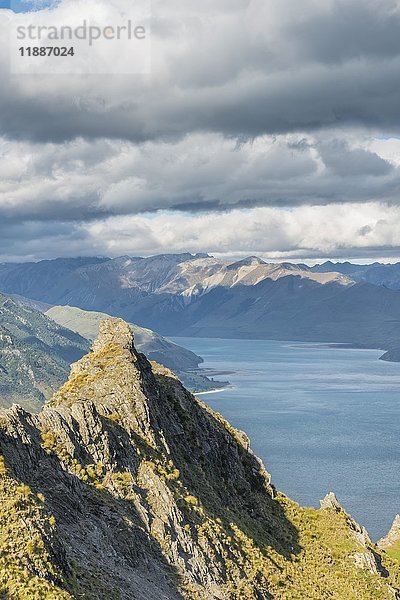 Hawea-See und Bergpanorama  Isthmus Peak Track  Otago  Südinsel  Neuseeland  Ozeanien