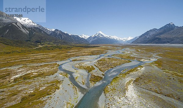 Breites Flussbett des Tasman River  Mount Cook im Hintergrund  Mount Cook National Park  Canterbury Region  Südinsel  Neuseeland  Ozeanien