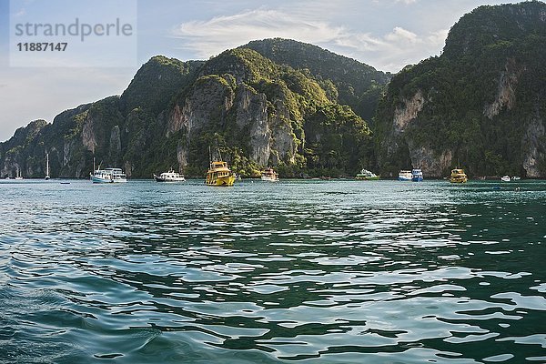 Touristenboote vor den Felsen  Ko Phi Phi Island  Phuket  Thailand  Asien