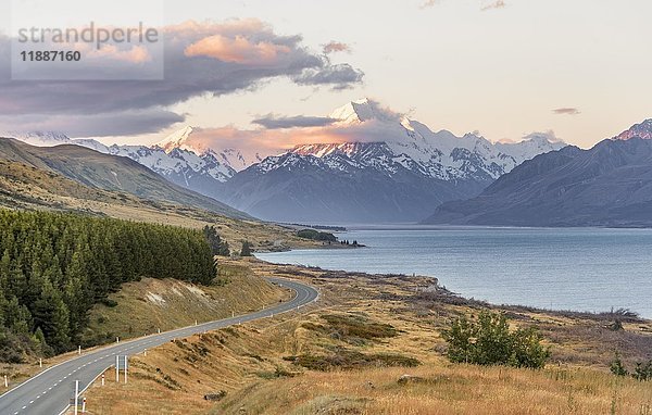 Straße mit Blick auf Mount Cook  Sonnenuntergang  Lake Pukaki  Mount Cook National Park  Südliche Alpen  Canterbury  Südinsel  Neuseeland  Ozeanien