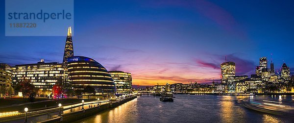 Panorama  Promenade an der Themse  Potters Fields Park  Skyline der City of London  Gherkin  Leadenhall Building  Walkie Talkie Building  More London Riverside  City Hall  The Shard  bei Sonnenuntergang  Southwark  London  England  Vereinigtes Königreich  Europa